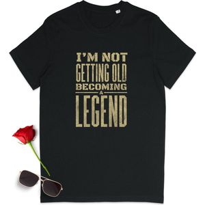 T shirt met tekst: I'm not getting old becoming a legend - Grappig heren t Shirt - Leuk dames tshirt - vrouwen en mannen t Shirt met quote - Unisex maten: S M L XL XXL XXXL - Shirt kleuren: Zwart Burgundy (bordeaux rood)