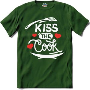 Kiss The Cook | Cooking - Koken - Bakken - T-Shirt - Unisex - Bottle Groen - Maat 4XL