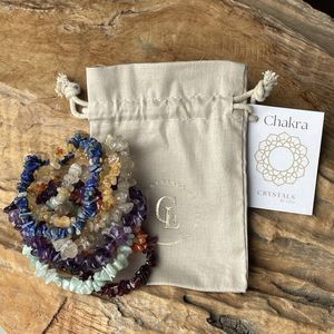 Set van 7 Chakra armbanden in een duurzaam eco geschenkzakje - granaat - carneool - citrien - groene aventurijn - lapis lazuli - gouden rutiel - amethist