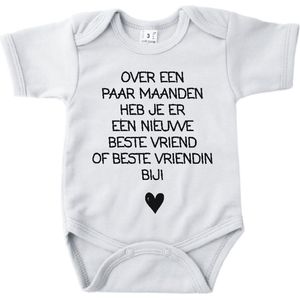 Baby romper met tekst zwangerschap aankondiging | Over een paar maanden heb ik er een nieuw beste vriend of vriendin bij | Wit | korte mouw | maat 56 cadeautje zwangerschap aankondiging bekendmaking |Cadeautje 100% katoen.