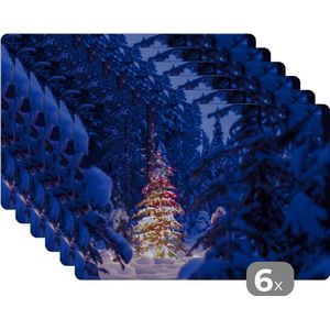 Placemat - Placemats kunststof - Een kerstboom in het besneeuwde bos - 45x30 cm - 6 stuks - Hittebestendig - Anti-Slip - Onderlegger - Afneembaar