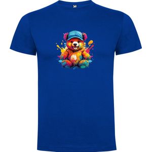 Kobalt Blauw T-Shirt met “ Kleurrijke Teddybeer met Pet“ Print Full Color maat 104 / 3/4 jaar
