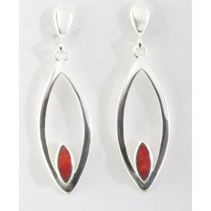 Lange opengewerkte zilveren oorstekers met rode koraal steen