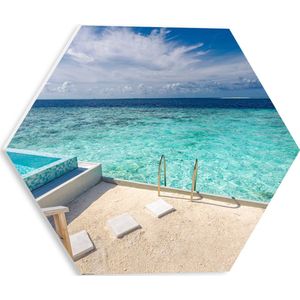 PVC Schuimplaat Hexagon - Zwembad boven Tropisch Blauwe Zee in Luxe Vakantieverblijf - 30x26.1 cm Foto op Hexagon (Met Ophangsysteem)