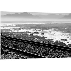 WallClassics - PVC Schuimplaat- Treinrails aan het Zeewater (zwart/ wit) - 120x80 cm Foto op PVC Schuimplaat