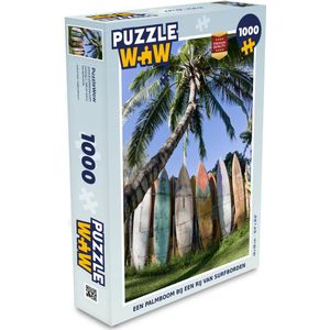 Puzzel Een palmboom bij een rij van surfborden - Legpuzzel - Puzzel 1000 stukjes volwassenen