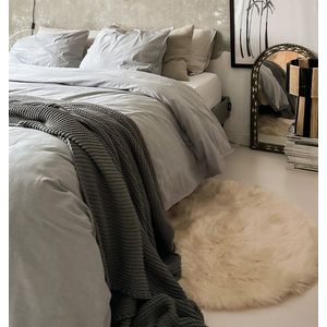 HOOMstyle Cadeau - Dekbedovertrekset 240x220cm Lits Jumeaux Grijs & Schapenvacht Vloerkleed Rond Ø95cm Ecru - 2-delig