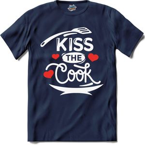 Kiss The Cook | Cooking - Koken - Bakken - T-Shirt - Unisex - Navy Blue - Maat XL