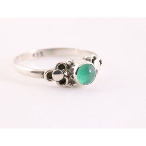 Fijne bewerkte zilveren ring met groene onyx - maat 16.5