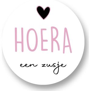 25x Sluitsticker Hoera Een Zusje - Roze - 40 mm - Geboorte Sticker - Sluitzegel - Sticker Geboortekaart Meisje - Baby nieuws - Trakteren Broer Zus Basisschool Kinderdagverblijf - Glossy - Sluitzegel - Wensetiket