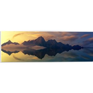 PVC Schuimplaat- Bergen weerspiegelen in de Zee - 60x20 cm Foto op PVC Schuimplaat