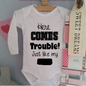Rompertje bekendmaking zwangerschap aanstaande baby jongen meisje unisex lange mouw met tekst: Here comes trouble Just like my uncle wit oom worden baby opkomst Maat 62-68