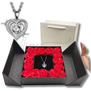 Isona Cadeau voor Vrouw - Cadeaurozen - Ketting Hartje - Sieradendoos - Luxe Geschenkset vrouwen - Verjaardagscadeau - Geschenkdoos - Juwelen - Badzeep Rozen - Giftset - Liefde - Relatie - Vriendschap - Moeder - Mama - Zwart - Zilver