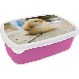 Broodtrommel Roze - Lunchbox - Brooddoos - Schattig kuikentje op een houten tafel - 18x12x6 cm - Kinderen - Meisje