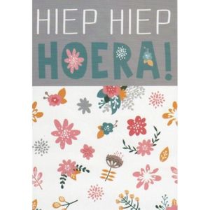 Hiep, hiep hoera! Een leuke kaart met diverse bloemetjes / dieren voor de jarige. Leuk om zo te geven of om bij een cadeau te voegen. Een dubbele wenskaart inclusief envelop en in folie verpakt.