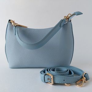 Licht blauwe (pastel tint) schouder - hand - crossbody tas - pu leren hand/crossbody tas - soepel - panterprint binnen zijde - trendy kleur - messing details