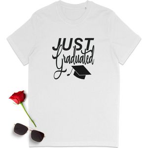 t-Shirt ""Just Graduated"" Diploma behaald t-shirt - Dames t shirt - Heren tshirt - Vrouwen en mannen t shirt met tekst - Unisex maten: S M L XL XXL XXXL - Shirt kleuren: Wit en zwart.