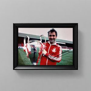 Brian Clough Kunst - Gedrukte handtekening - 10 x 15 cm - In Klassiek Zwart Frame - Iconic Manager - Nottingham Forest - Champions League - Europa Cup 1 - Red Adidas Jacket