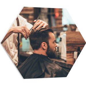PVC Schuimplaat Hexagon - Kapper - Schaar - Knippen - Man - Haren - 60x52.2 cm Foto op Hexagon (Met Ophangsysteem)