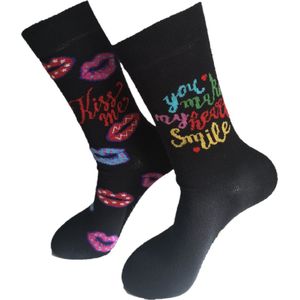 Verjaardag cadeau - Kiss me sokken - Kus me sokken - Valentijnsdag cadeau - Mismatch Sokken - Grappige sokken - Leuke sokken - Vrolijke sokken - Luckyday Socks - Sokken met tekst - Aparte Sokken - Socks waar je Happy van wordt - Maat 36-40