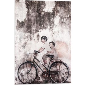 PVC Schuimplaat - Geparkeerde Fiets tegen Muurschildering van Twee Kinderen op een Fiets - 50x75 cm Foto op PVC Schuimplaat (Met Ophangsysteem)