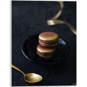 Forex - Goude Macarons Op een Zwart Bordje - 30x40cm Foto op Forex