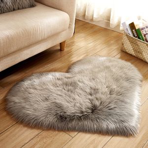 Qelus Grijs Modern Hartvormig Vloerkleed met Lange Pluizen - Wasbaar - Hoogpolig Vloerkleed - Zacht fluffy Decoratie - Voor Stoel, Bank of Bed - 30x40 cm