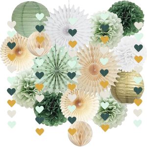 Feestdecoraties in saliegroen, goud en wit - papieren pompons, waaiers en lantaarns voor verjaardag, babyborrel en bruiloft