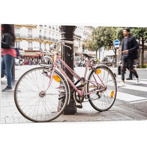 PVC Schuimplaat- Roze Fiets Geparkeerd in Franse Stad - 105x70 cm Foto op PVC Schuimplaat