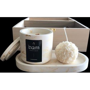 BAM geurkaars gardenia en decoratieve kaars in een houten kist - cadeaupakket met 2 kaarsen en schaaltje - geschenk