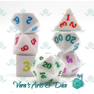 White Rainbow | Polyset Dice | Dobbelstenen - Set Van 7 Stuks - Wit met Verschillende Kleuren Cijfers | Polydice | D&D en Rollenspellen | Plastic Dobbelstenen Set voor Dungeons and Dragons | Polyhedral Dice Set | Zwarte Velvet Dice Bag