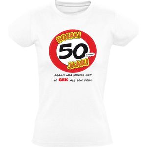 Hoera 50 jaar! Maar nog steeds zo gek als een deur Dames T-shirt - verjaardag - jarig - abraham - sarah - feest - vijftig - 50e verjaardag - grappig