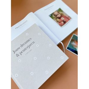 Writemoments - Invulboek 'Jouw dreumes & peuterjaren' - linnen omslag - madelief - meisje - opgroeiboek - van dreumes tot peuter invulboek - 1 t/m 3 jaar