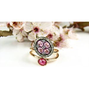 Ring in roos goud gezet met diamant, groene saffier, roze saffier en rode saffier