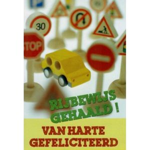 Je hebt je rijbewijs gehaald! Van harte gefeliciteerd! Een grappige kaart met verkeersborden en een auto. Een leuke kaart om zo te geven of om bij een cadeau te voegen. Een dubbele wenskaart inclusief envelop en in folie verpakt.