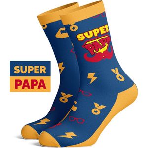 Silly Soles - Grappige Sokken SUPER PAPA - Super Dad - One Size Huissokken Tekst - Grappige Cadeaus Heren - Originele Happy Gekke Superman Socks - Verjaardag Cadeau Mannen, Papa, Vader, Opa - Sinterklaas Cadeautjes