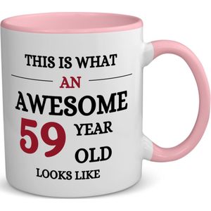 Akyol - awesome 59 year old looks like koffiemok - theemok - roze - Hoera 59 jaar - 59 geworden - verjaardagscadeau - kado - gift - 350 ML inhoud