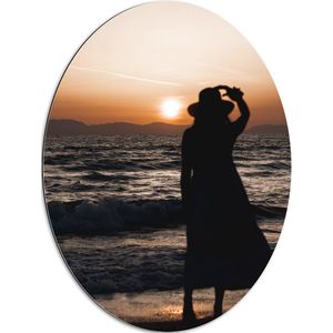 Dibond Ovaal - Vrouw kijkend naar de Zee en Zonsondergang - 60x80 cm Foto op Ovaal (Met Ophangsysteem)