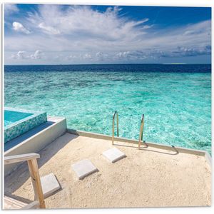 PVC Schuimplaat - Zwembad boven Tropisch Blauwe Zee in Luxe Vakantieverblijf - 50x50 cm Foto op PVC Schuimplaat (Met Ophangsysteem)