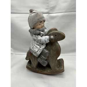 Kerstbeeld jongen op hobbelpaard - Wit+grijs + taupe stoffen muts - polyresin - 23x16x6cm - Kerstdecoratie