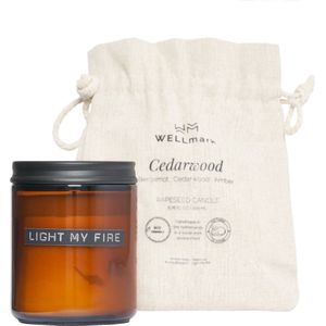 Wellmark geurkaars medium cederwood zwart deksel - 'light my fire'