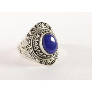 Bewerkte zilveren ring met lapis lazuli - maat 17.5