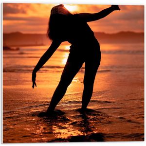 PVC Schuimplaat - Silhouet van Vrouw in de Lage Zee - 50x50 cm Foto op PVC Schuimplaat (Met Ophangsysteem)