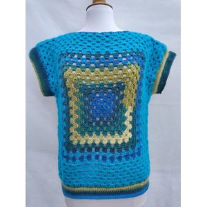 Handgemaakte trui korte mouw / spencer in aquablauw,donkerblauw, lichtgroen, donkergroentinten gehaakt Maat M