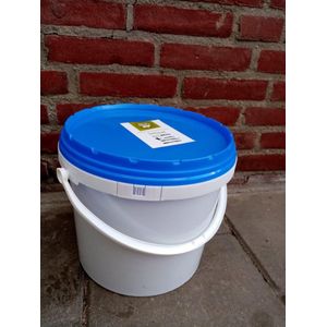 Koemestkorrels 5 kg van Brabantse Koemest.nl in emmer (7 ltr)