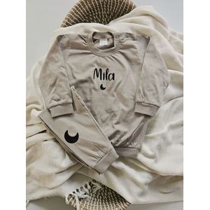 Kinderpyjama met naam - voor jongens & meisjes - zandkleur