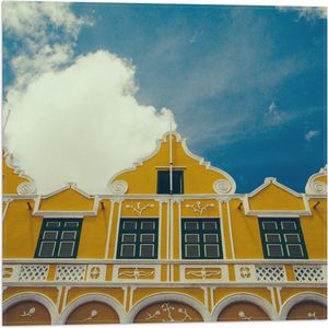 WallClassics - Vlag - Geel Gebouw - Curacao - 50x50 cm Foto op Polyester Vlag