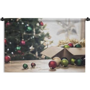 Wandkleed Kerst - De kerstmis snuisterijen met op de achtergrond een kerstboom Wandkleed katoen 90x60 cm - Wandtapijt met foto
