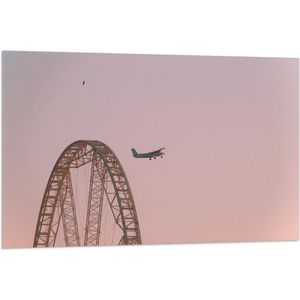 WallClassics - Vlag - Vliegtuig Langs Achtbaan - 105x70 cm Foto op Polyester Vlag