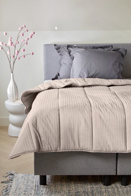 Dreamers Den - Lazy Dekbed - Streep - Dekbed zonder Overtrek - 140x200 cm - Taupe